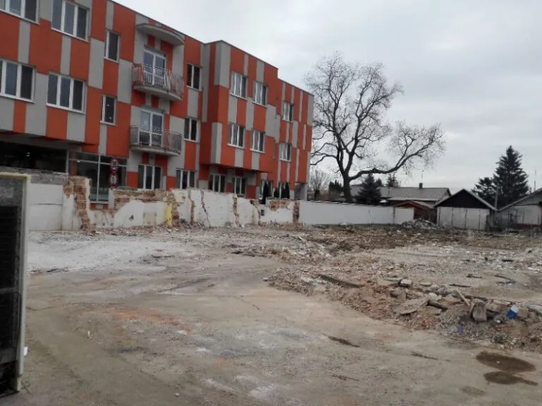 Búracie práce administratívnej budovy – pokročilá fáza
